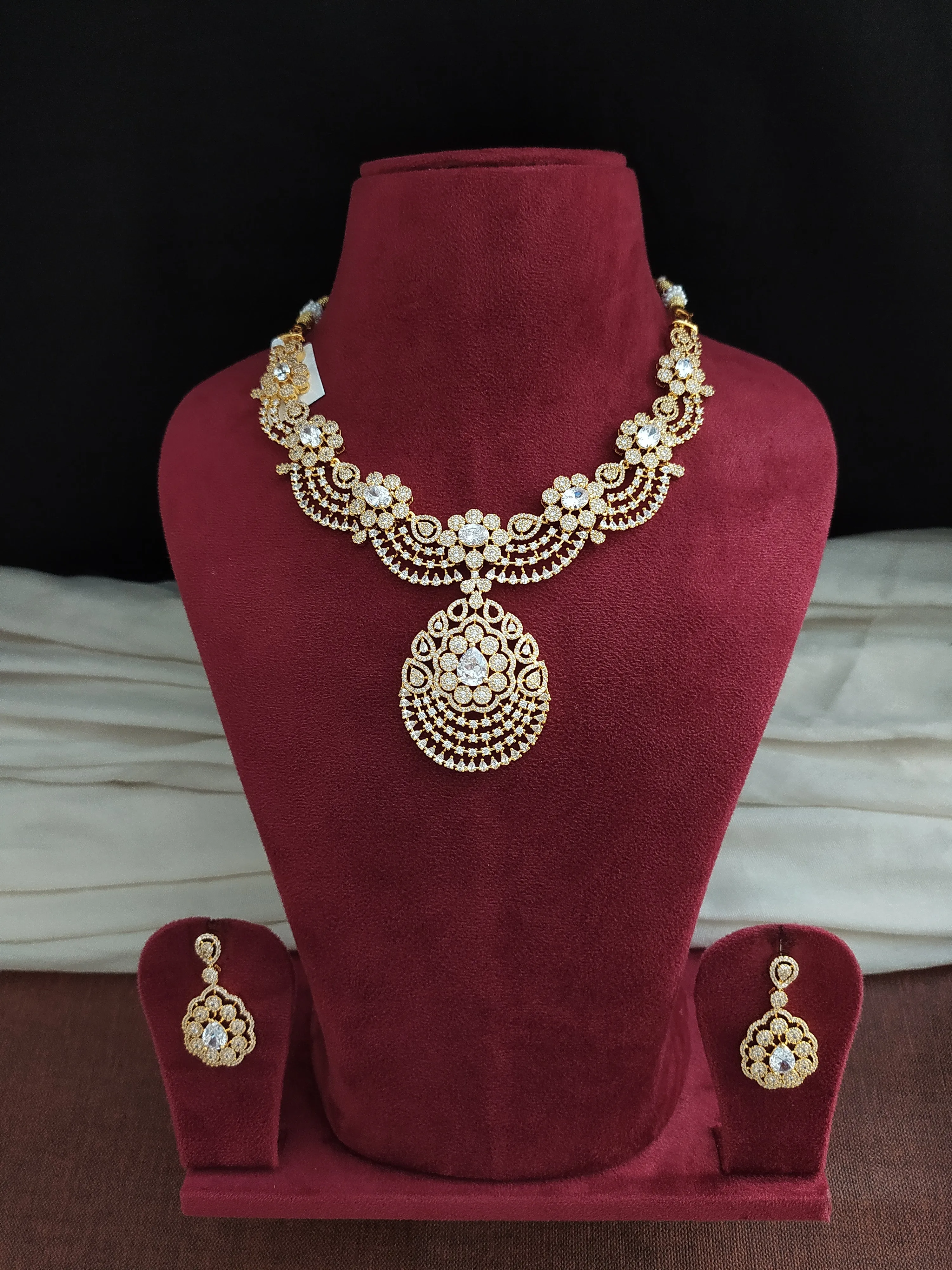 Beautiful Necklace Set With Zircon Stones in White Color