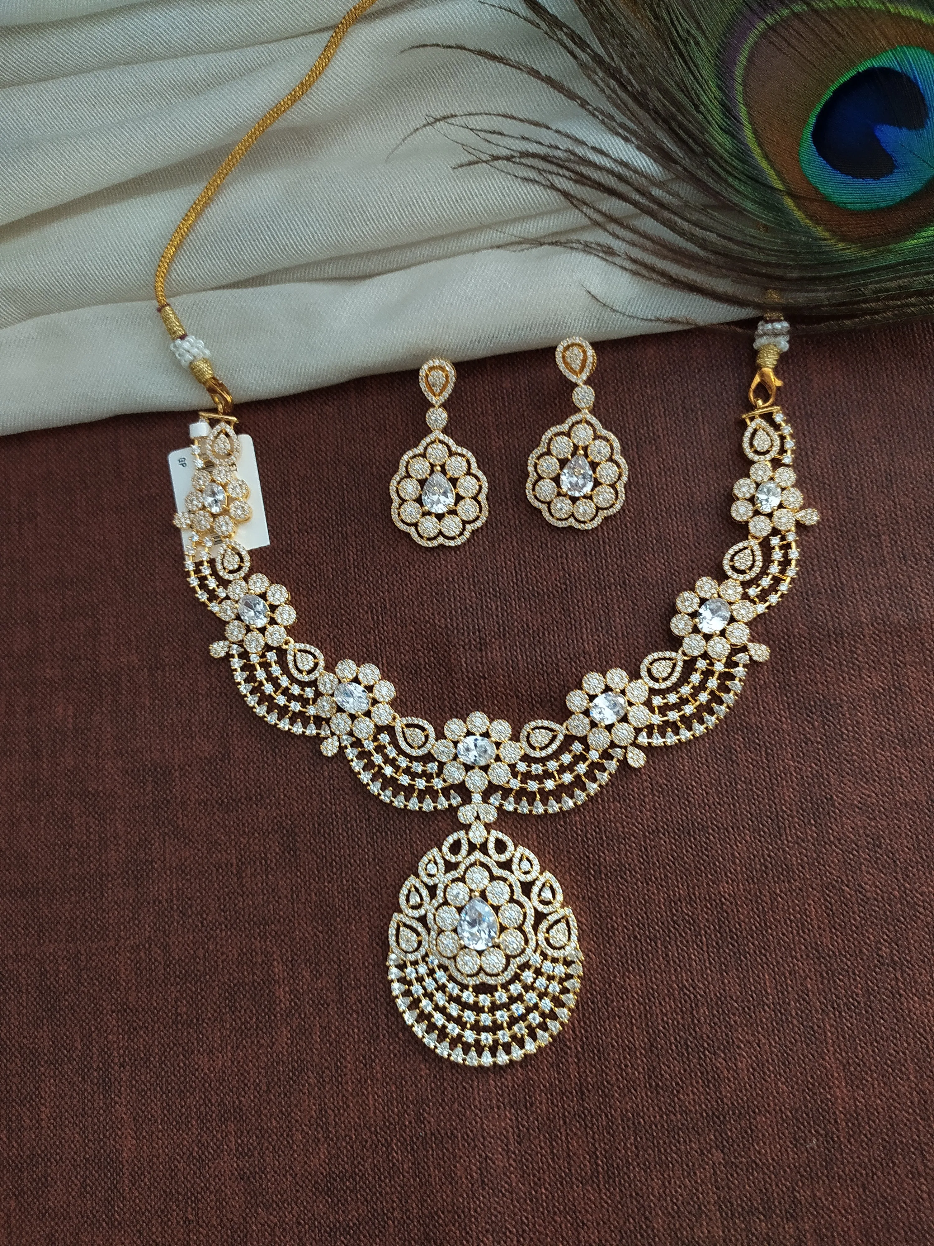 Beautiful Necklace Set With Zircon Stones in White Color